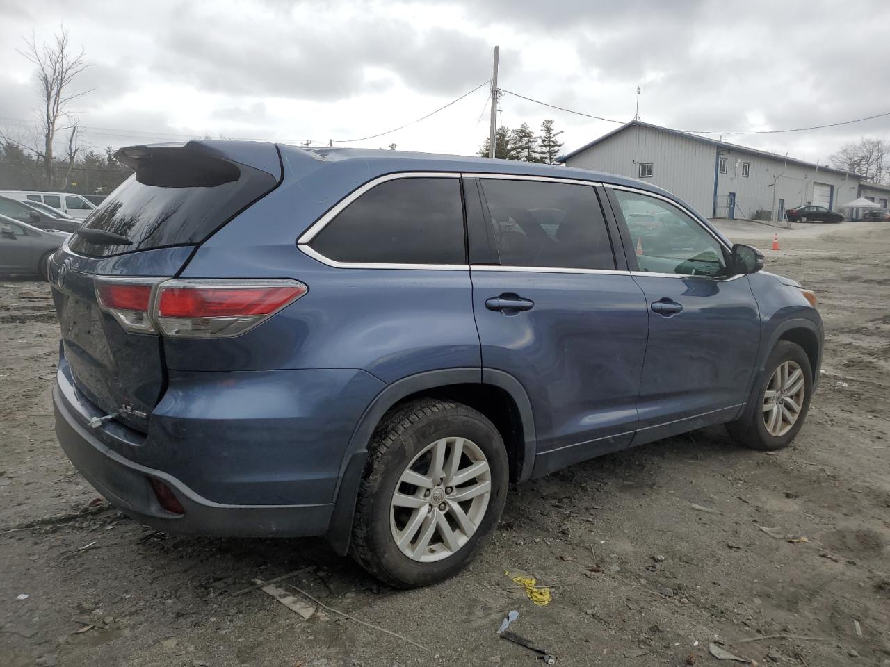 Image 3 of 2015 TOYOTA HIGHLANDER LE 2015 with VIN 5TDBKRFHXFS126618
