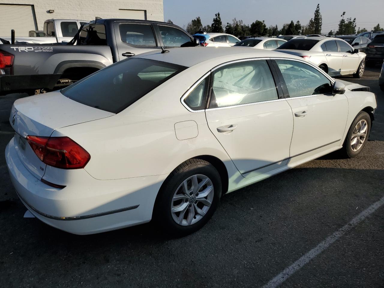 Изображение 3 2016 VOLKSWAGEN PASSAT S 2016 с VIN 1VWAT7A37GC033385