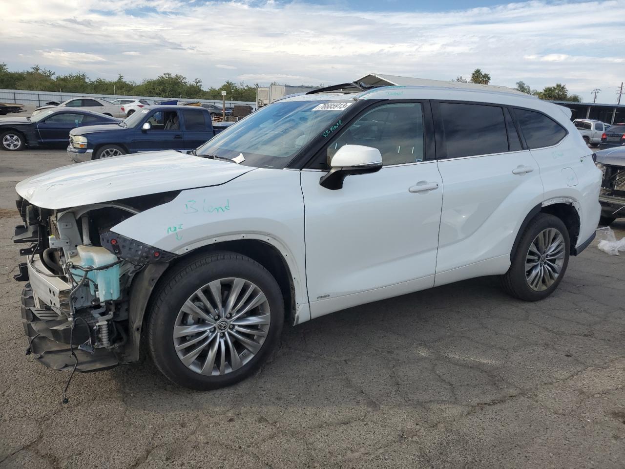 Изображение 1 2022 TOYOTA HIGHLANDER HYBRID PLATINUM 2022 с VIN 5TDEBRCH5NS074802